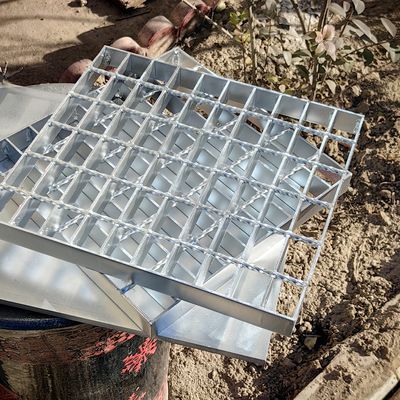 3-10mm Thickness Non Slip Grating Hot Dip Galvanized Surface Treatment Steel Grating