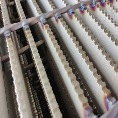 Reja inoxidable del piso de acero de las pisadas de escalera para el centro comercial