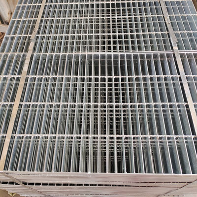paseo industrial soldado con autógena resistente del piso de las calzadas del enchufe del metal de la reja de acero de 32x5m m