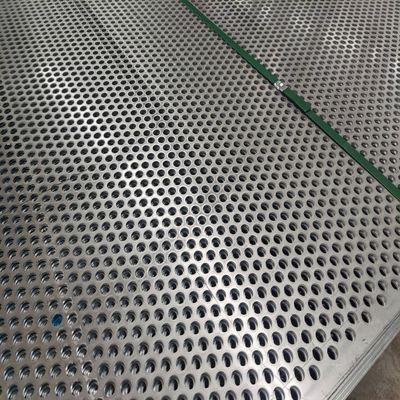 Agujero cuadrado 10 * 10mm Placa de metal 45mm de altura característica antiderrapante para soluciones de suelo resistentes