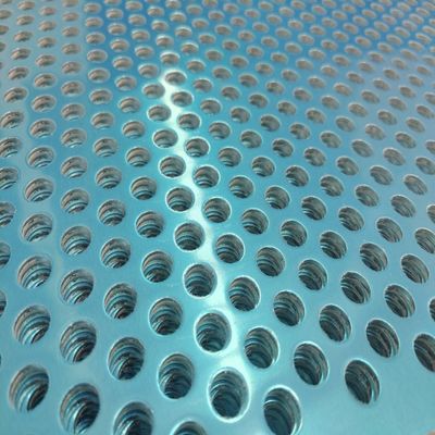 Panel antideslizante de placa metálica perforada hexagonal con agujeros redondos / oblongos