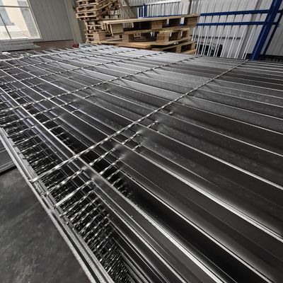 Grilla de acero soldado industrial de superficie lisa con tramo de barra de rodamiento de 30 mm