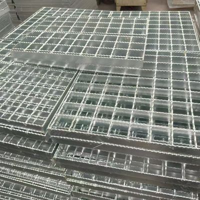 Una rejilla de acero que actúa como piso en un edificio y decora el entorno