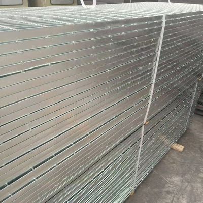 Con propiedades de viento y antideslizante, la estructura es estable y se puede personalizar grilla de acero plateado de tamaño