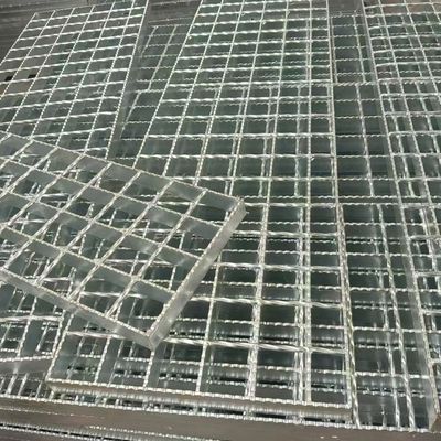 Grilla de acero dentado galvanizado con drenaje antideslizante