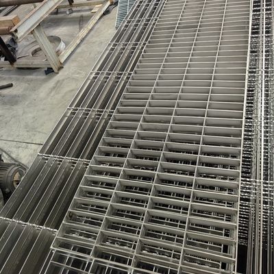 Rejas de acero soldado industrial de 3 mm con barra transversal no resbaladiza con norma YB/T4001.1-2007