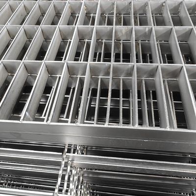 Rejas de acero industrial moderno en plata con 30 mm de espaciado de barra plana