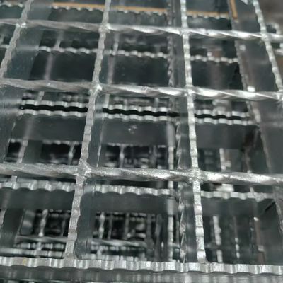 Grilla de suelo de acero industrial soldado a presión por máquina con superficie brillante lisa