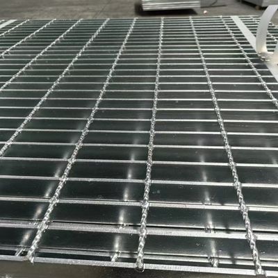 Grilla de suelo de acero industrial soldado a presión por máquina con superficie brillante lisa