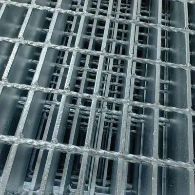 Rejas de acero industrial moderno con acabado galvanizado caliente brillante y suave