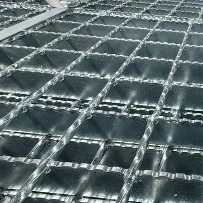 Brillante en la superficie de las rejillas de acero industriales modernas