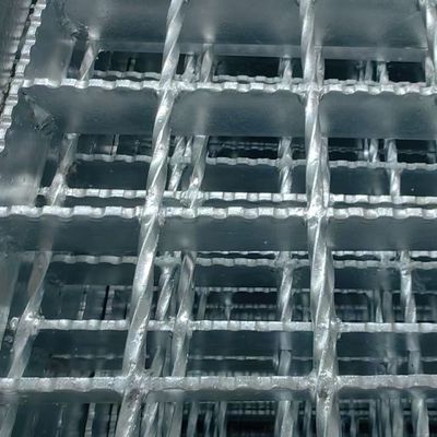 Barras transversales de 3 mm brillantes en la superficie de acero industrial