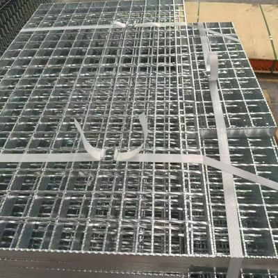 Material de acero retorcido Rejas de acero galvanizado con diversidad de materiales del producto