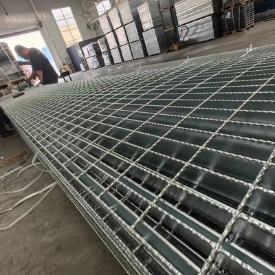 Soldadura de una rejilla de acero estable con un aspecto hermoso y resistencia a la corrosión