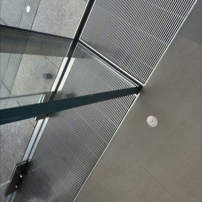 Grilla de barras de aluminio de 5 mm de espesor con altura de barras de rodamiento de 40 mm y superficie de anodizado