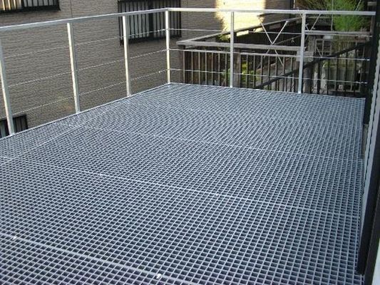 6 mm Barras transversales Tamaño de rejilla de acero industrial Buena ventilación Materia prima de acero giratorio