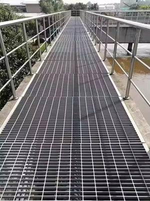 Buena ventilación Prensa de rejilla de acero industrial Proceso de soldadura 6 mm Tamaño de barra transversal
