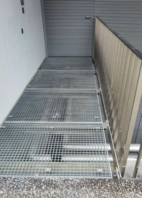 Plataforma de rejilla de acero tipo barra plana de grado Q345 no resbaladiza para una solución segura y duradera para pisos