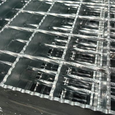 Grilla de acero industrial galvanizado de acabado hecha de soldadura por presión de la máquina de placa de patrón