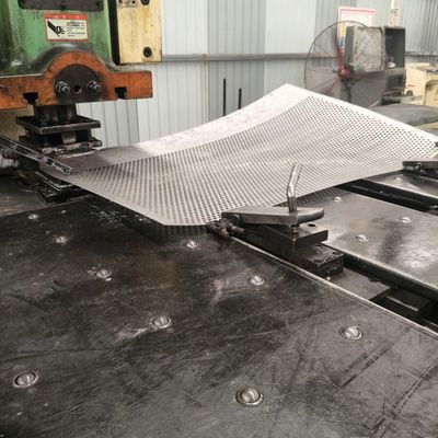 Largo 3000 mm Hoja perforada de metal en negro para entornos de trabajo pesado y temperatura