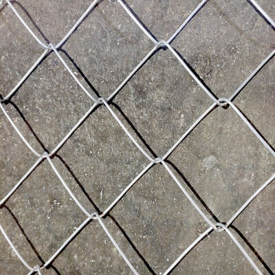 Recinto de enlace de cadena versátil con opciones de tamaño y espesor de malla flexibles que proporcionan seguridad y rendimiento de ventilación