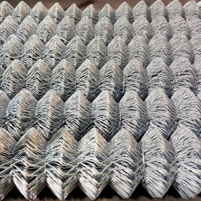 Cerca de malla de alambre con malla metálica duradera con orificios distribuidos uniformemente que garantizan una excelente compresión y rendimiento a la tracción