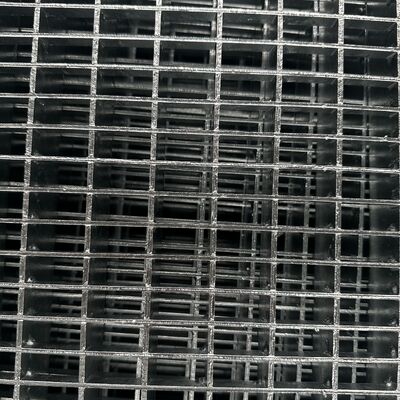 Las rejas industriales de acero con espaciamiento ajustable con diferentes tamaños de barras ofrecen una versatilidad estructural superior